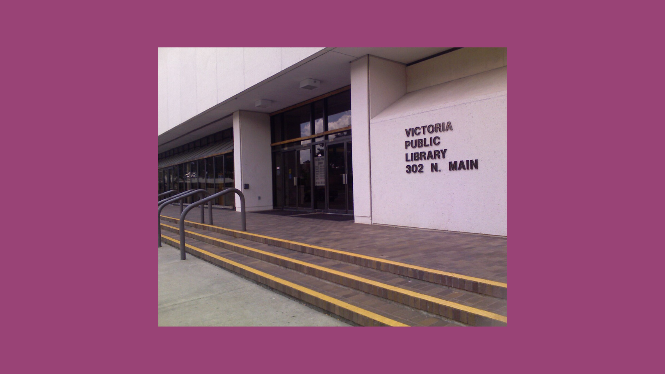 Entrance to the Victoria (TX) Public library